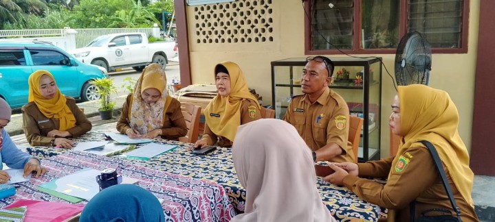 Senin, 19 Mei 2025, Seklur dan Kasie Ekobang mendampingi kegiatan Pembinaan dari Camat dan Kecamatan Sungai Kunjang dalam rangka Lomba Bank Sampah Unit yang akan di ikuti oleh Bank Ramli Berseri di RT. 02