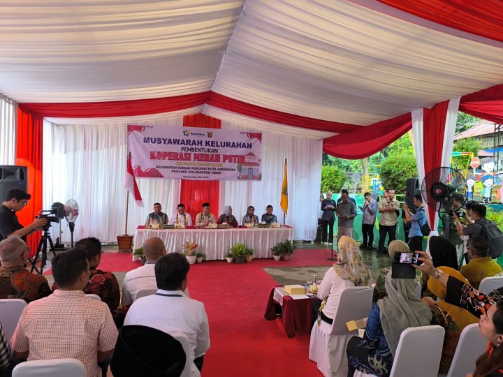 Sabtu, 24 Mei 2025, Kegiatan Musyawarah Pembentukan Koperasi Merah Putih Kelurahan Karang Anyar di Kantor Kelurahan Karang Anyar dan ditinjau langsung oleh Wamen Pertanian RI, Wagub dan Sekda Provinsi Kaltim serta Wawali Kota Samarinda dan rombongan.