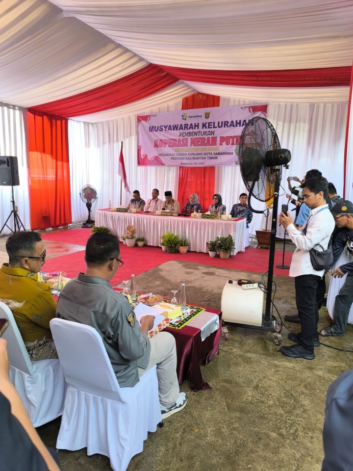 Sabtu, 24 Mei 2025, Kegiatan Musyawarah Pembentukan Koperasi Merah Putih Kelurahan Karang Anyar di Kantor Kelurahan Karang Anyar dan ditinjau langsung oleh Wamen Pertanian RI, Wagub dan Sekda Provinsi Kaltim serta Wawali Kota Samarinda dan rombongan.