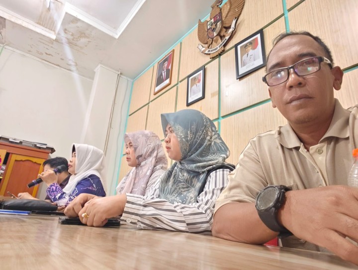 Sabtu, 31 Mei 2025, Seklur menghadiri kegiatan Rakor bersama Camat dan Lurah se Kecamatan Sungai Kunjang terkait  Rapat Koordinasi dan Pengarahan Oleh Camat Terkait Pemeliharaan Playground di Kecamatan Sungai Kunjang di Knator Kecamatan Sungai Kunjang.