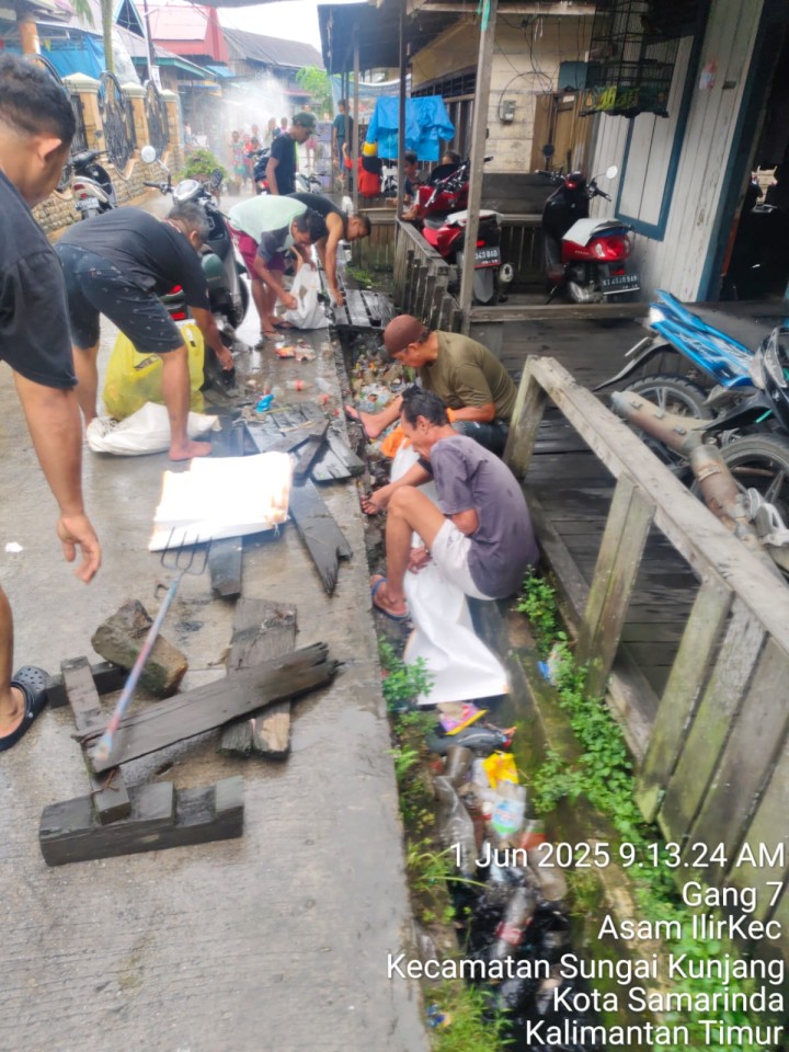 Minggu, 01 Juni 2025, Kelurahan Karang Anyar  bersama FKPM dan Karang Taruna melakukan kunjungan sekaligus mengawasi jalannya kegiatan Gotong Royong di RT. 003,008,009,010,014,019,026,028,030 Karang Anyar.