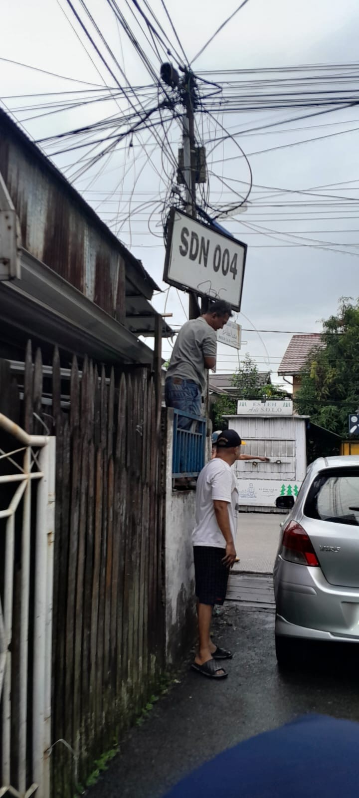 Minggu, 01 Juni 2025, Kelurahan Karang Anyar  bersama FKPM dan Karang Taruna melakukan kunjungan sekaligus mengawasi jalannya kegiatan Gotong Royong di RT. 003,008,009,010,014,019,026,028,030 Karang Anyar.