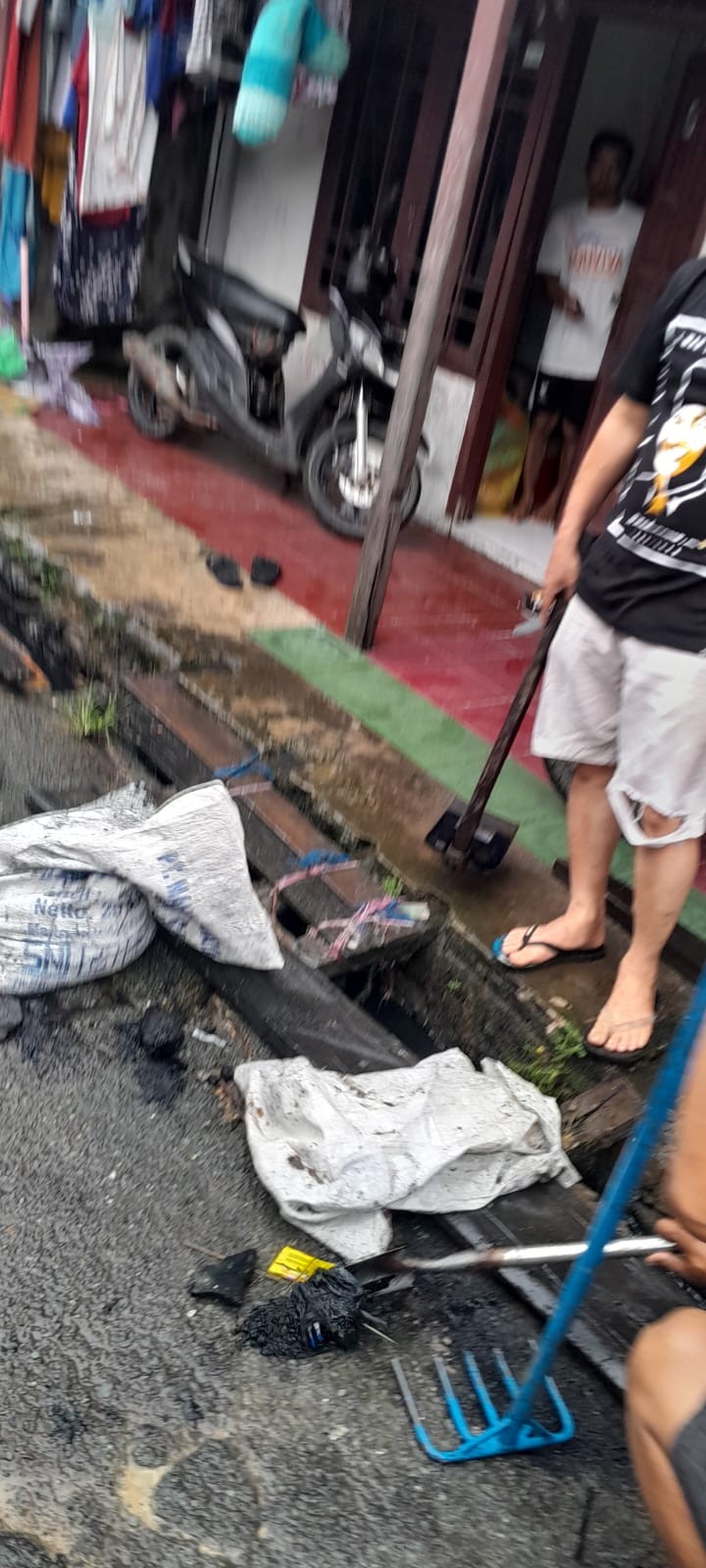 Minggu, 01 Juni 2025, Kelurahan Karang Anyar  bersama FKPM dan Karang Taruna melakukan kunjungan sekaligus mengawasi jalannya kegiatan Gotong Royong di RT. 003,008,009,010,014,019,026,028,030 Karang Anyar.