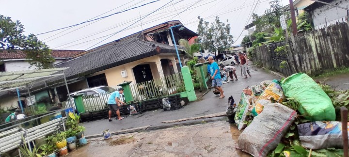 Minggu, 01 Juni 2025, Kelurahan Karang Anyar  bersama FKPM dan Karang Taruna melakukan kunjungan sekaligus mengawasi jalannya kegiatan Gotong Royong di RT. 003,008,009,010,014,019,026,028,030 Karang Anyar.