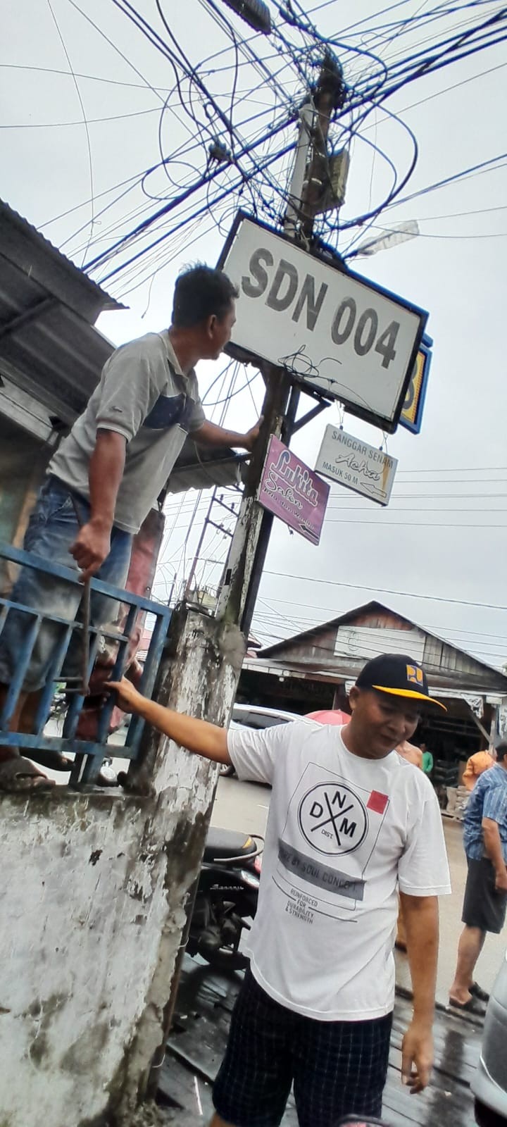 Minggu, 01 Juni 2025, Kelurahan Karang Anyar  bersama FKPM dan Karang Taruna melakukan kunjungan sekaligus mengawasi jalannya kegiatan Gotong Royong di RT. 003,008,009,010,014,019,026,028,030 Karang Anyar.
