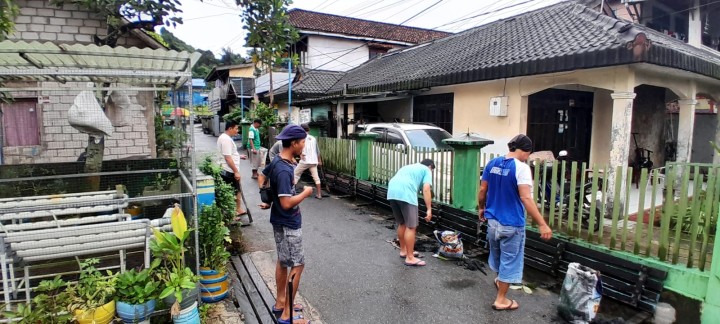 Minggu, 01 Juni 2025, Kelurahan Karang Anyar  bersama FKPM dan Karang Taruna melakukan kunjungan sekaligus mengawasi jalannya kegiatan Gotong Royong di RT. 003,008,009,010,014,019,026,028,030 Karang Anyar.