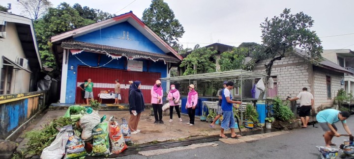 Minggu, 01 Juni 2025, Kelurahan Karang Anyar  bersama FKPM dan Karang Taruna melakukan kunjungan sekaligus mengawasi jalannya kegiatan Gotong Royong di RT. 003,008,009,010,014,019,026,028,030 Karang Anyar.