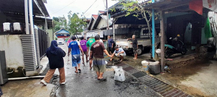 Minggu, 01 Juni 2025, Kelurahan Karang Anyar  bersama FKPM dan Karang Taruna melakukan kunjungan sekaligus mengawasi jalannya kegiatan Gotong Royong di RT. 003,008,009,010,014,019,026,028,030 Karang Anyar.