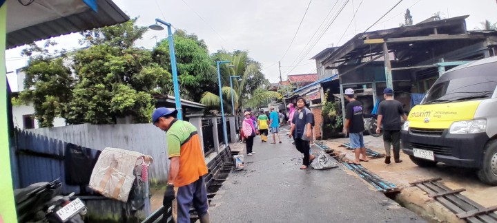 Minggu, 01 Juni 2025, Kelurahan Karang Anyar  bersama FKPM dan Karang Taruna melakukan kunjungan sekaligus mengawasi jalannya kegiatan Gotong Royong di RT. 003,008,009,010,014,019,026,028,030 Karang Anyar.