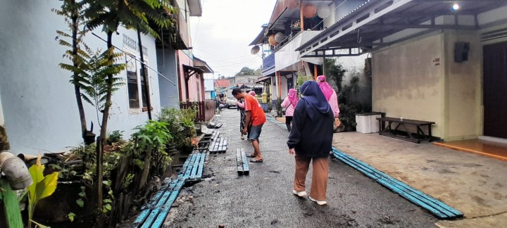 Minggu, 01 Juni 2025, Kelurahan Karang Anyar  bersama FKPM dan Karang Taruna melakukan kunjungan sekaligus mengawasi jalannya kegiatan Gotong Royong di RT. 003,008,009,010,014,019,026,028,030 Karang Anyar.