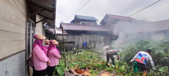Minggu, 01 Juni 2025, Kelurahan Karang Anyar  bersama FKPM dan Karang Taruna melakukan kunjungan sekaligus mengawasi jalannya kegiatan Gotong Royong di RT. 003,008,009,010,014,019,026,028,030 Karang Anyar.