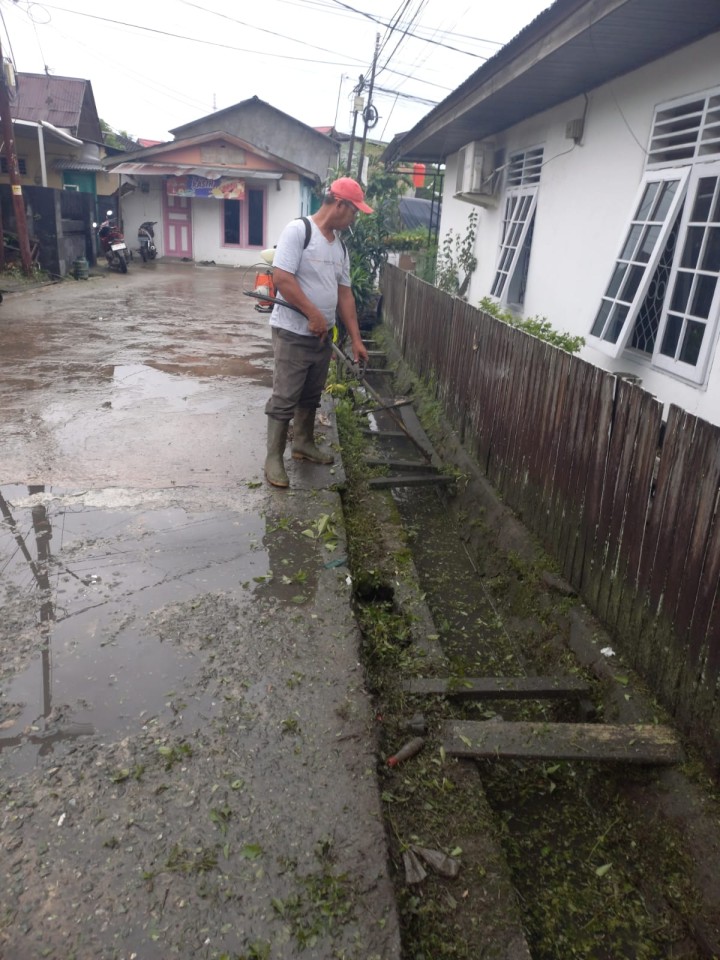 Minggu, 01 Juni 2025, Kelurahan Karang Anyar  bersama FKPM dan Karang Taruna melakukan kunjungan sekaligus mengawasi jalannya kegiatan Gotong Royong di RT. 003,008,009,010,014,019,026,028,030 Karang Anyar.