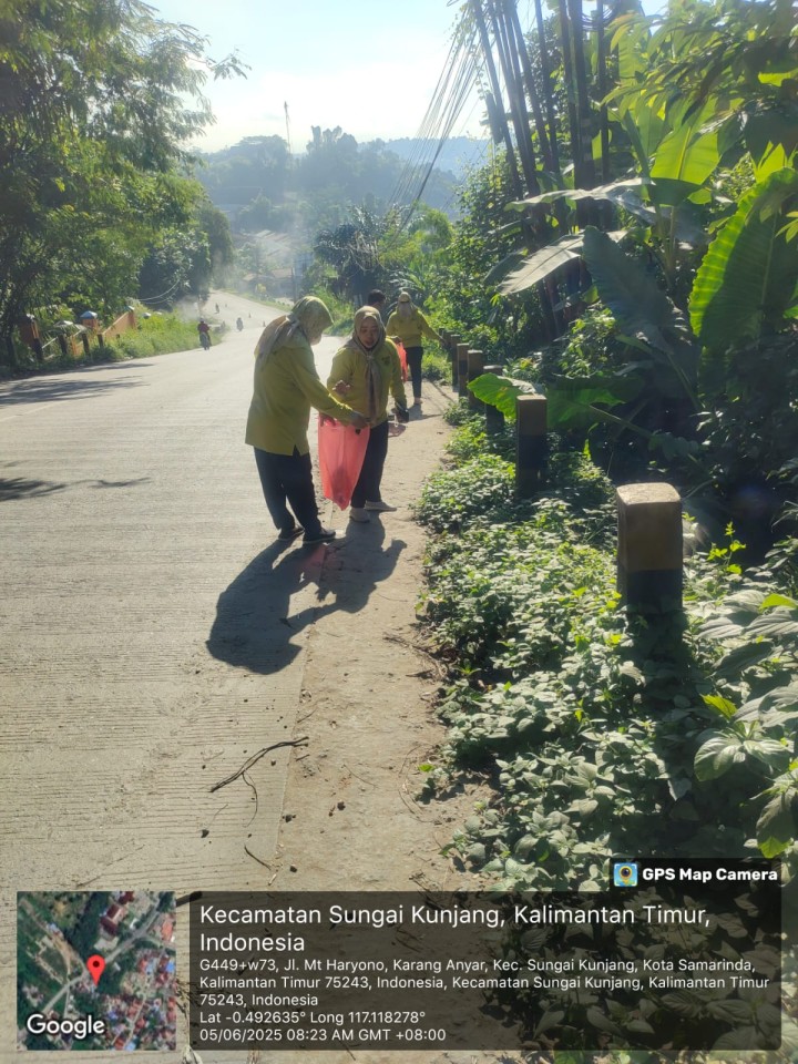 Kamis, 05 Juni 2025, para Staf Karang Anyar melaksanakan aksi pungut sampai plastik di Sepanjang Jalan MT. Haryono, Samarinda.