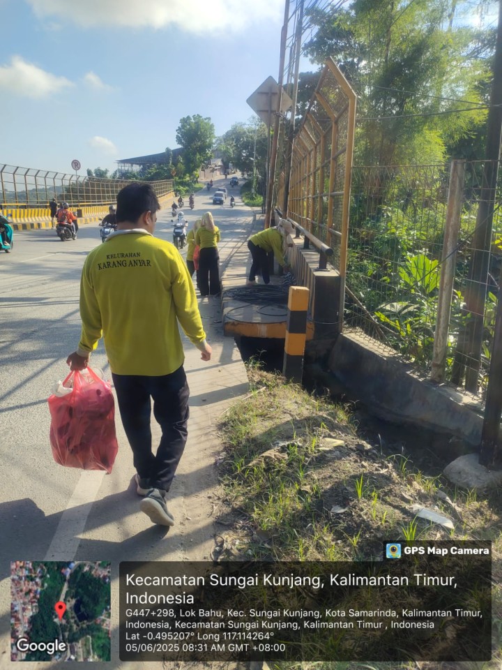 Kamis, 05 Juni 2025, para Staf Karang Anyar melaksanakan aksi pungut sampai plastik di Sepanjang Jalan MT. Haryono, Samarinda.
