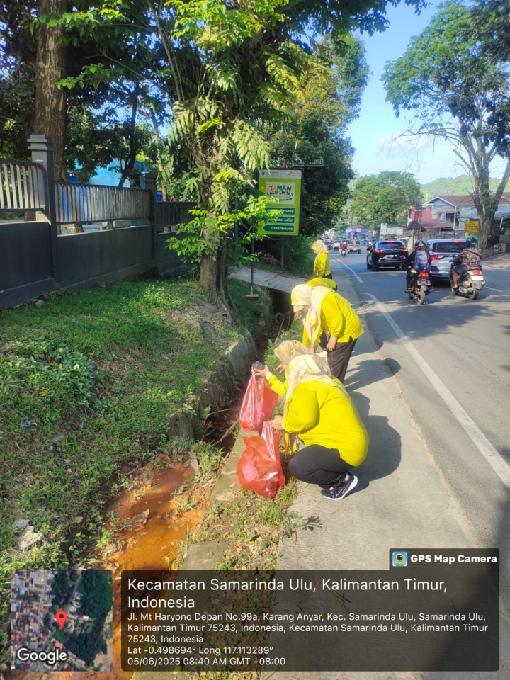 Kamis, 05 Juni 2025, para Staf Karang Anyar melaksanakan aksi pungut sampai plastik di Sepanjang Jalan MT. Haryono, Samarinda.