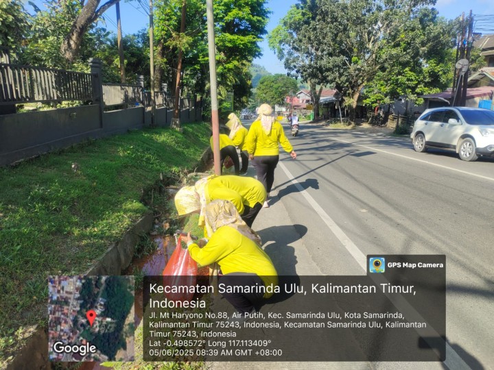 Kamis, 05 Juni 2025, para Staf Karang Anyar melaksanakan aksi pungut sampai plastik di Sepanjang Jalan MT. Haryono, Samarinda.