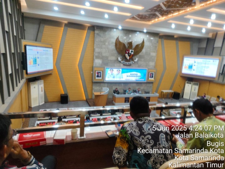 KAMIS, 05 Juni 2025, Kelurahan Karang Anyar menghadiri kegiatan Rakor bersama Wali Kota Samarinda di Ruang Rapat Mangkupalas Balaikota Samarinda.