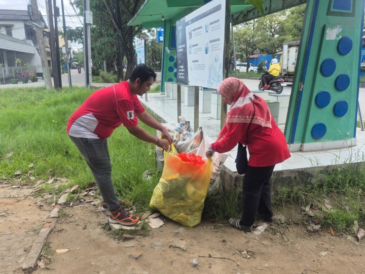 Sabtu, 14 Juni 2025, Kelurahan Karang mengikuti kegiatan Gotong royong se Kecamatan Sungai Kunjang di sepanjang Jalan Untung Suropati Samarinda
