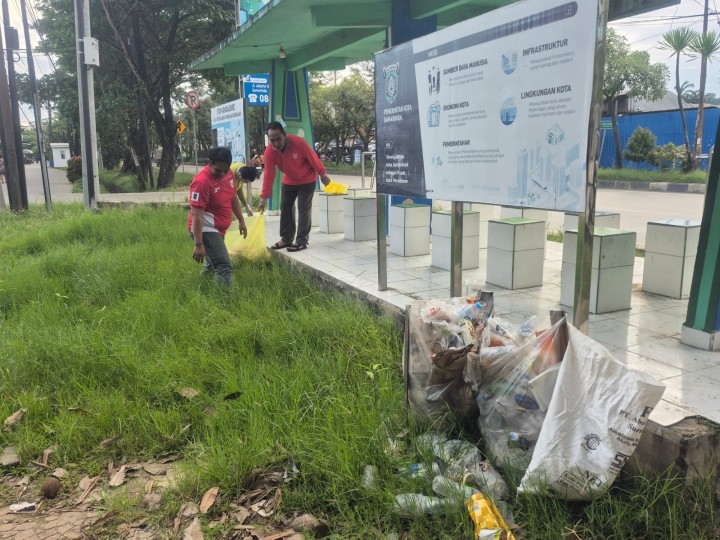 Sabtu, 14 Juni 2025, Kelurahan Karang mengikuti kegiatan Gotong royong se Kecamatan Sungai Kunjang di sepanjang Jalan Untung Suropati Samarinda