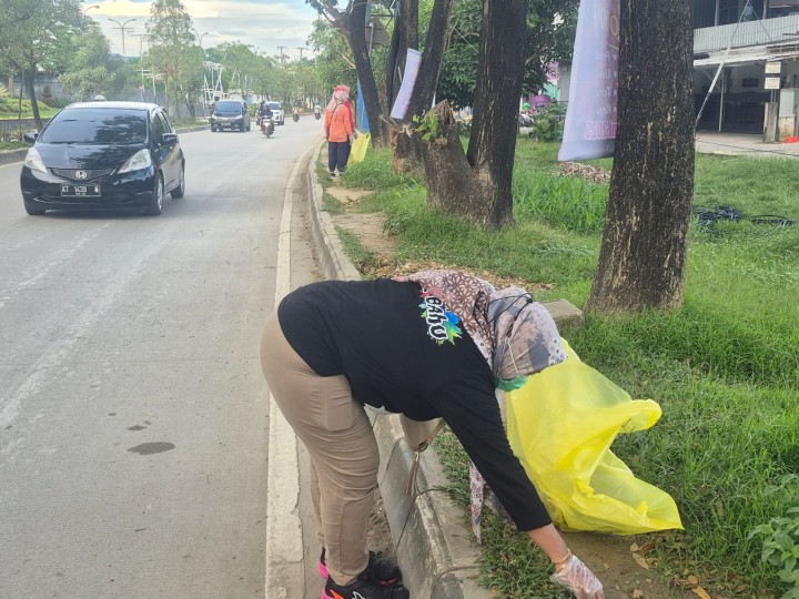 Sabtu, 14 Juni 2025, Kelurahan Karang mengikuti kegiatan Gotong royong se Kecamatan Sungai Kunjang di sepanjang Jalan Untung Suropati Samarinda