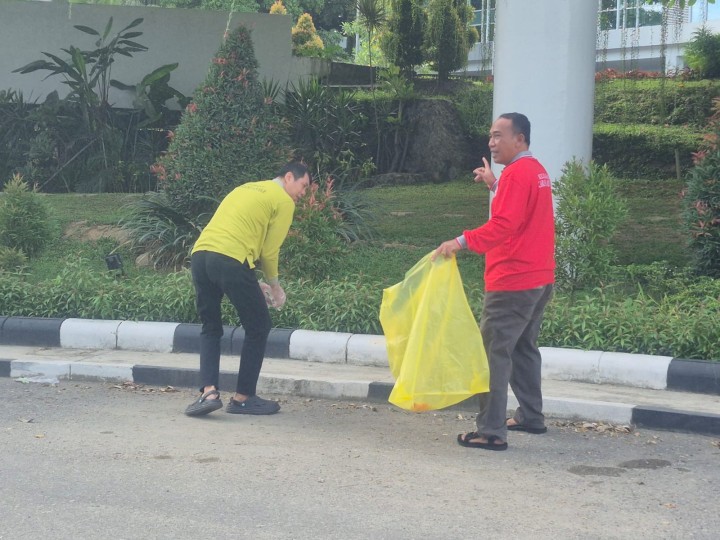 Sabtu, 14 Juni 2025, Kelurahan Karang mengikuti kegiatan Gotong royong se Kecamatan Sungai Kunjang di sepanjang Jalan Untung Suropati Samarinda
