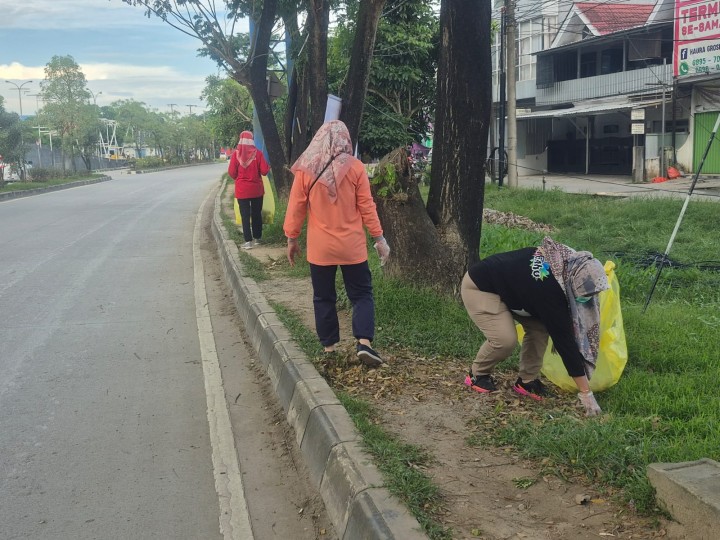 Sabtu, 14 Juni 2025, Kelurahan Karang mengikuti kegiatan Gotong royong se Kecamatan Sungai Kunjang di sepanjang Jalan Untung Suropati Samarinda