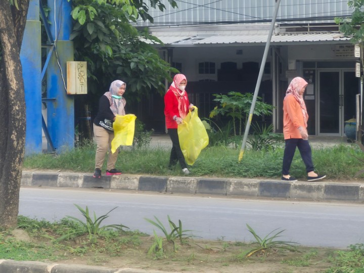 Sabtu, 14 Juni 2025, Kelurahan Karang mengikuti kegiatan Gotong royong se Kecamatan Sungai Kunjang di sepanjang Jalan Untung Suropati Samarinda