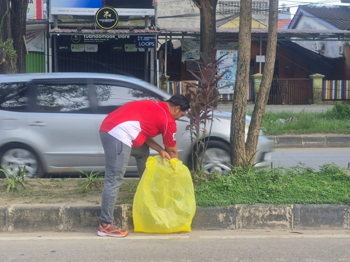 Sabtu, 14 Juni 2025, Kelurahan Karang mengikuti kegiatan Gotong royong se Kecamatan Sungai Kunjang di sepanjang Jalan Untung Suropati Samarinda