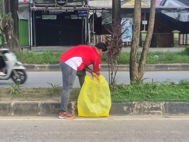 Sabtu, 14 Juni 2025, Kelurahan Karang mengikuti kegiatan Gotong royong se Kecamatan Sungai Kunjang di sepanjang Jalan Untung Suropati Samarinda