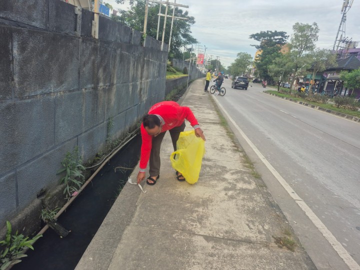 Sabtu, 14 Juni 2025, Kelurahan Karang mengikuti kegiatan Gotong royong se Kecamatan Sungai Kunjang di sepanjang Jalan Untung Suropati Samarinda