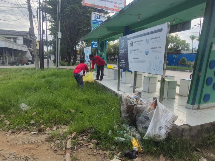Sabtu, 14 Juni 2025, Kelurahan Karang mengikuti kegiatan Gotong royong se Kecamatan Sungai Kunjang di sepanjang Jalan Untung Suropati Samarinda