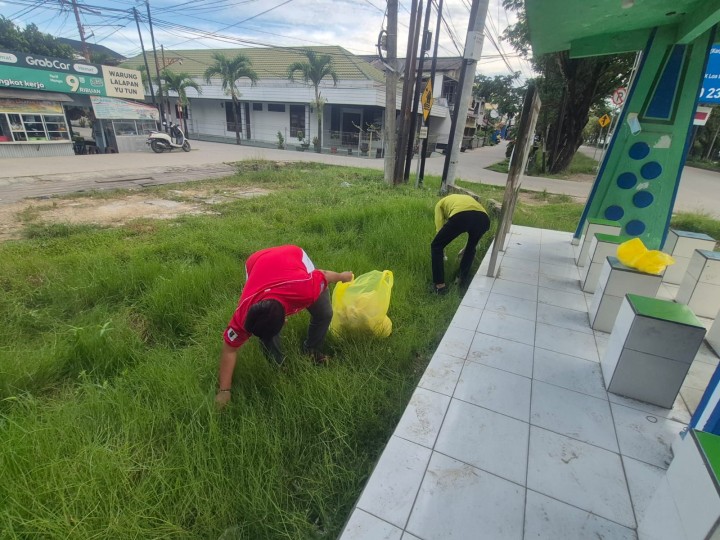 Sabtu, 14 Juni 2025, Kelurahan Karang mengikuti kegiatan Gotong royong se Kecamatan Sungai Kunjang di sepanjang Jalan Untung Suropati Samarinda