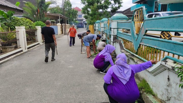 Minggu, 15 Juni 2025, Kelurahan Karang Anyar membantu mengawasi jalannya kegiatan gotong royong bulanan yang berlangsung di RT013, 016, 020, 027 dan 037 Kel.Karang Anyar