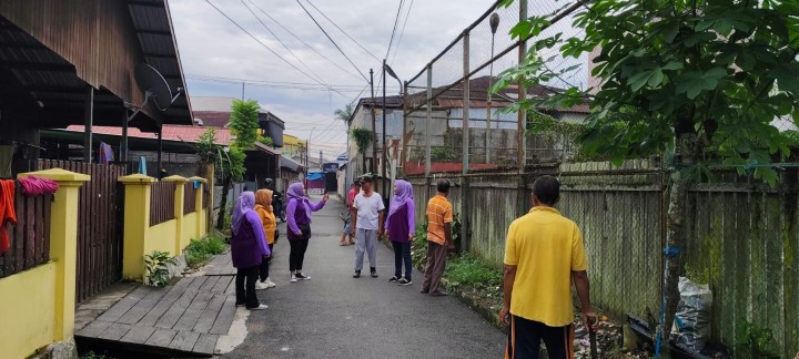 Minggu, 15 Juni 2025, Kelurahan Karang Anyar membantu mengawasi jalannya kegiatan gotong royong bulanan yang berlangsung di RT013, 016, 020, 027 dan 037 Kel.Karang Anyar