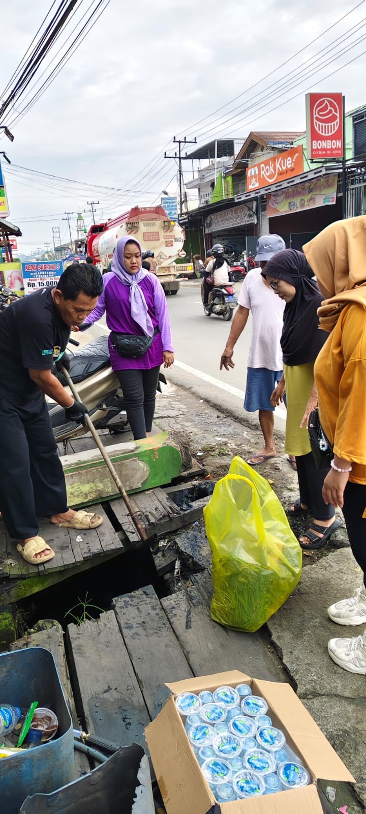 Minggu, 15 Juni 2025, Kelurahan Karang Anyar membantu mengawasi jalannya kegiatan gotong royong bulanan yang berlangsung di RT013, 016, 020, 027 dan 037 Kel.Karang Anyar
