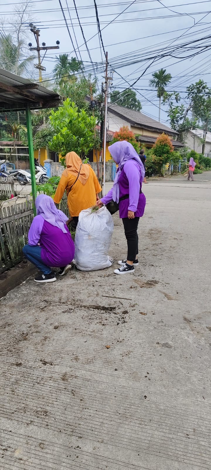 Minggu, 15 Juni 2025, Kelurahan Karang Anyar membantu mengawasi jalannya kegiatan gotong royong bulanan yang berlangsung di RT013, 016, 020, 027 dan 037 Kel.Karang Anyar