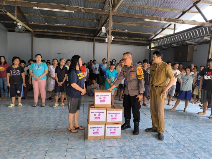 Senin, 23 Juni 2025, Kelurahan Karang Anyar mendampingi Unsure Keamanan dan Pembinaan Karang Anyar melakukan pembagian paket bantuan sembako dari Polsek Sungai Kunjang ke Warga Kelurahan Karang Anyar.