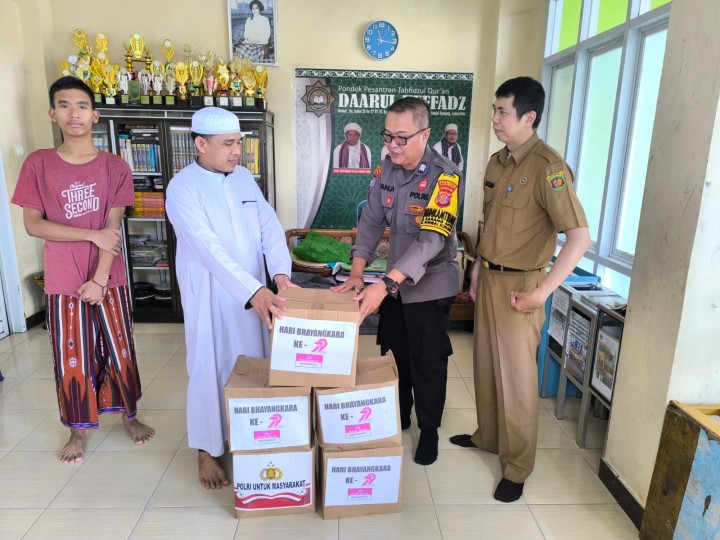 Senin, 23 Juni 2025, Kelurahan Karang Anyar mendampingi Unsure Keamanan dan Pembinaan Karang Anyar melakukan pembagian paket bantuan sembako dari Polsek Sungai Kunjang ke Warga Kelurahan Karang Anyar.
