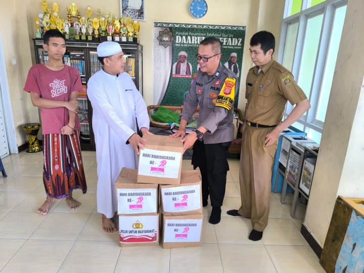 Senin, 23 Juni 2025, Kelurahan Karang Anyar mendampingi Unsure Keamanan dan Pembinaan Karang Anyar melakukan pembagian paket bantuan sembako dari Polsek Sungai Kunjang ke Warga Kelurahan Karang Anyar.