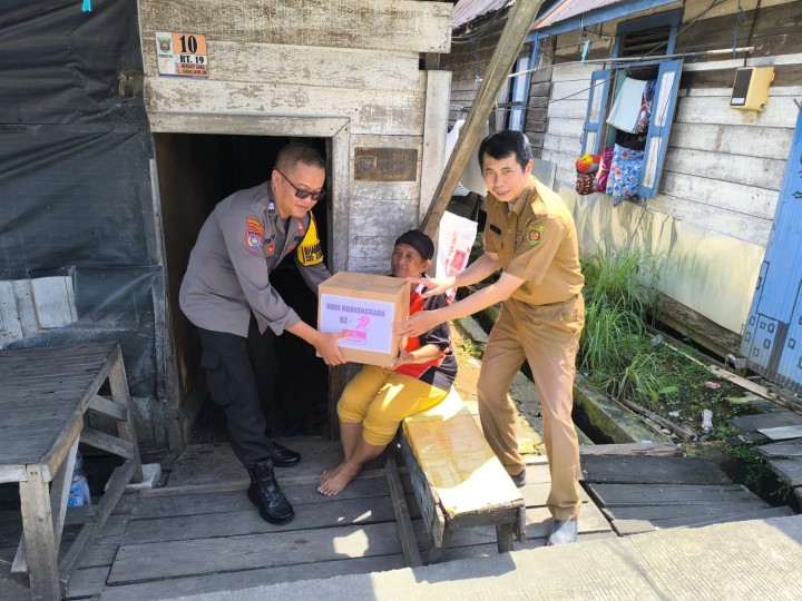 Senin, 23 Juni 2025, Kelurahan Karang Anyar mendampingi Unsure Keamanan dan Pembinaan Karang Anyar melakukan pembagian paket bantuan sembako dari Polsek Sungai Kunjang ke Warga Kelurahan Karang Anyar.