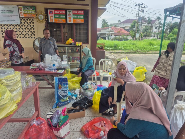 Kamis, 26 Juni 2025, Kelurahan Karang Anyar melakukan kunjungan ke Bank Sampah RT.002 di Perumahan Pemda Provinsi Jalan MT.Haryono RT.002.