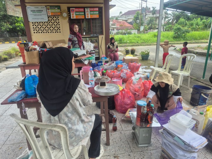 Kamis, 26 Juni 2025, Kelurahan Karang Anyar melakukan kunjungan ke Bank Sampah RT.002 di Perumahan Pemda Provinsi Jalan MT.Haryono RT.002.