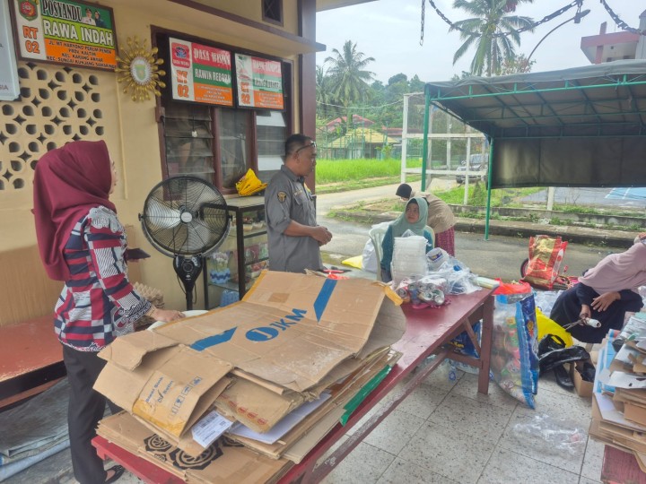 Kamis, 26 Juni 2025, Kelurahan Karang Anyar melakukan kunjungan ke Bank Sampah RT.002 di Perumahan Pemda Provinsi Jalan MT.Haryono RT.002.
