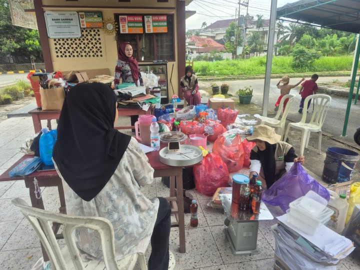 Kamis, 26 Juni 2025, Kelurahan Karang Anyar melakukan kunjungan ke Bank Sampah RT.002 di Perumahan Pemda Provinsi Jalan MT.Haryono RT.002.