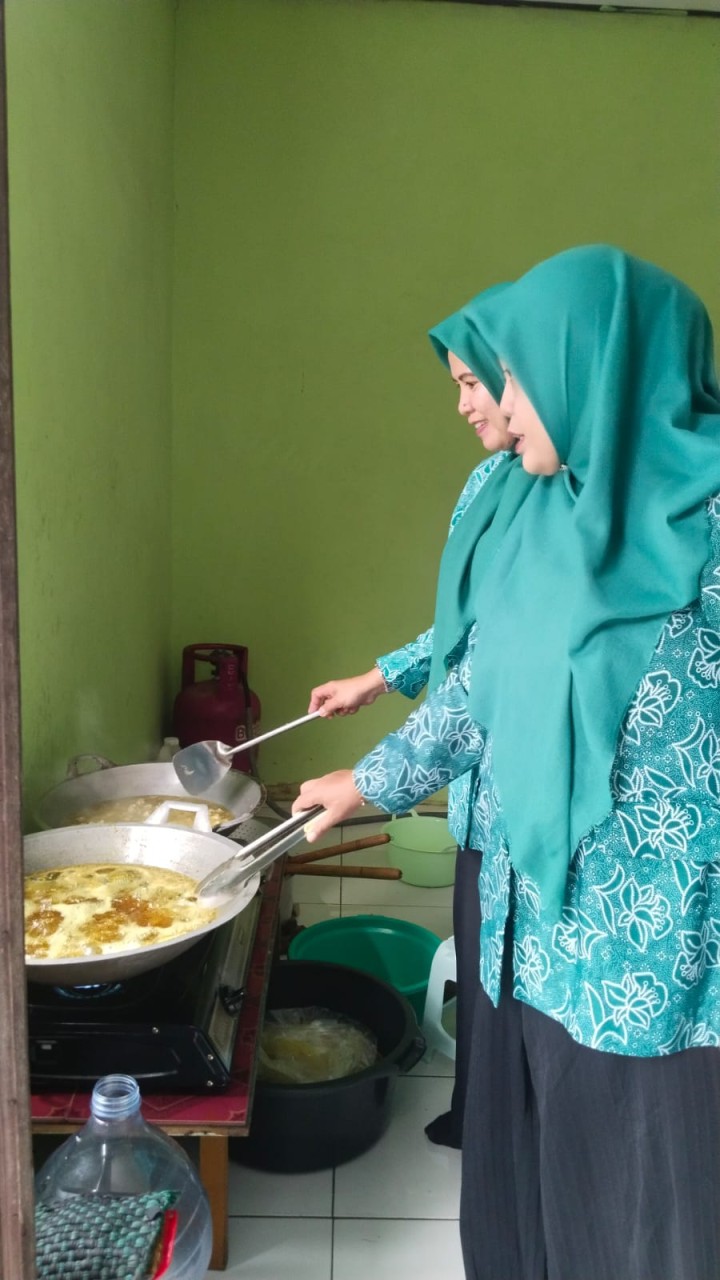 Sabtu, 28 Juni 2025, Kelurahan Karang Anyar mendampingi TP.PKK Karang Anyar melakukan kunjungan ke Dapur Pemberian Makanan Tambahan (PMT) Berbasis pangan Lokal di RT.022 Kel.Teluk Lerong Ulu.