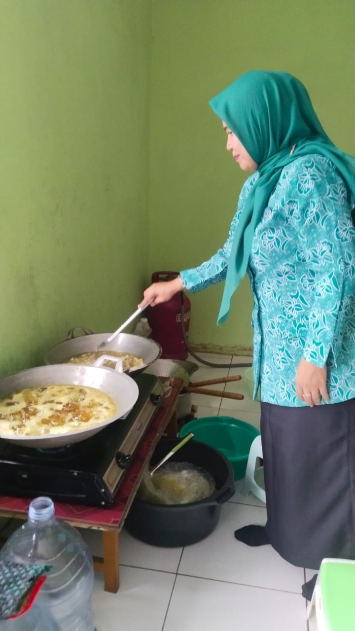 Sabtu, 28 Juni 2025, Kelurahan Karang Anyar mendampingi TP.PKK Karang Anyar melakukan kunjungan ke Dapur Pemberian Makanan Tambahan (PMT) Berbasis pangan Lokal di RT.022 Kel.Teluk Lerong Ulu.