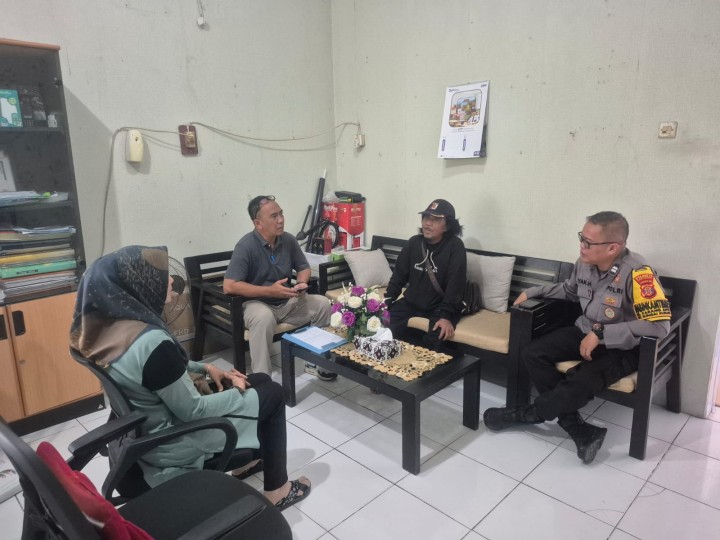 Jumat, 04 Juli 2025, Kelurahan Karang Anyar bersama Unsur Keamanan dan Pembinaan Kelurahan Karang Anyar melakukan mediasi kepada warga terkait polemik lahan di Jalan Ulin RT.029 Karang Anyar.