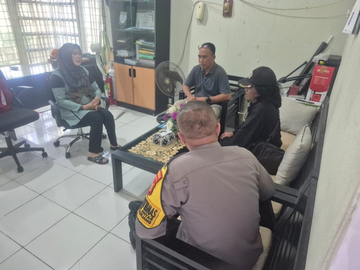 Jumat, 04 Juli 2025, Kelurahan Karang Anyar bersama Unsur Keamanan dan Pembinaan Kelurahan Karang Anyar melakukan mediasi kepada warga terkait polemik lahan di Jalan Ulin RT.029 Karang Anyar.