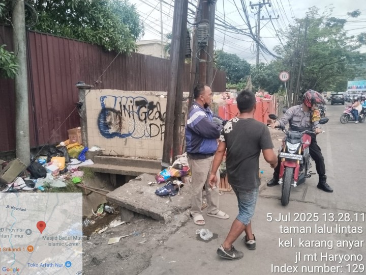 Sabtu, 05 Juli 2025 Kelurahan Karang Anyar bersama Unsur Keamanan dan Pembinaan Kelurahan melakukan teguran langsung kepad warga dan pemulung yang melakukan pembuangan sampah diluar jam yang sudah di tentukan di TPS Jalan Teuku Umar