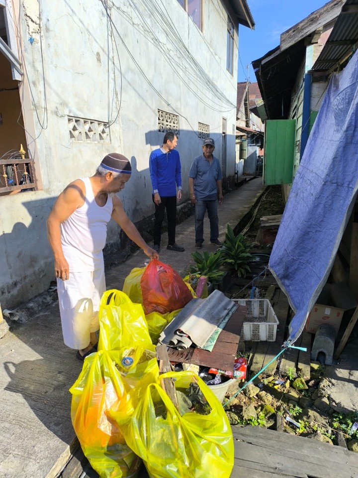 Minggu, 06 Juli 2025 Kelurahan Karang Anyar melakukan pengawasan terhadap jalannya kegiatan gotong royong di RT.015,019,020,021 Kel.Karang Anyar.